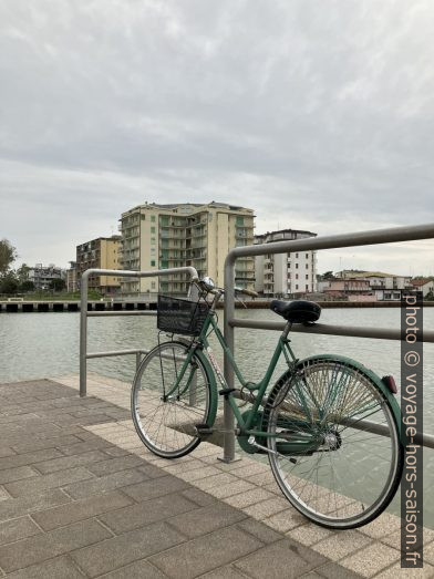 Un vélo sur les quais de Porto Garibaldi. Photo © Alex Medwedeff