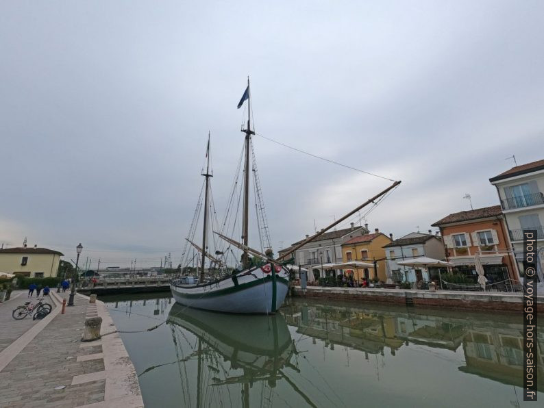 Barque dans le port-canal Cesenatico. Photo © André M. Winter