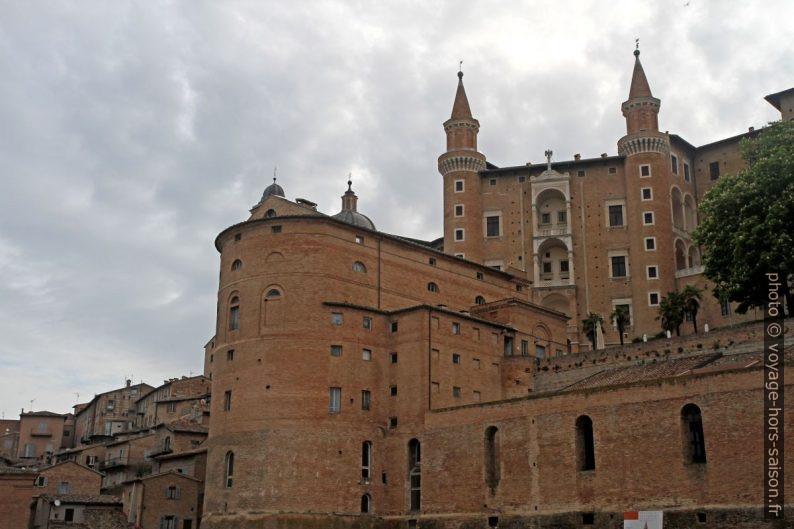 Teatro Raffaello Sanzio e Palazzo Ducale. Photo © Alex Medwedeff