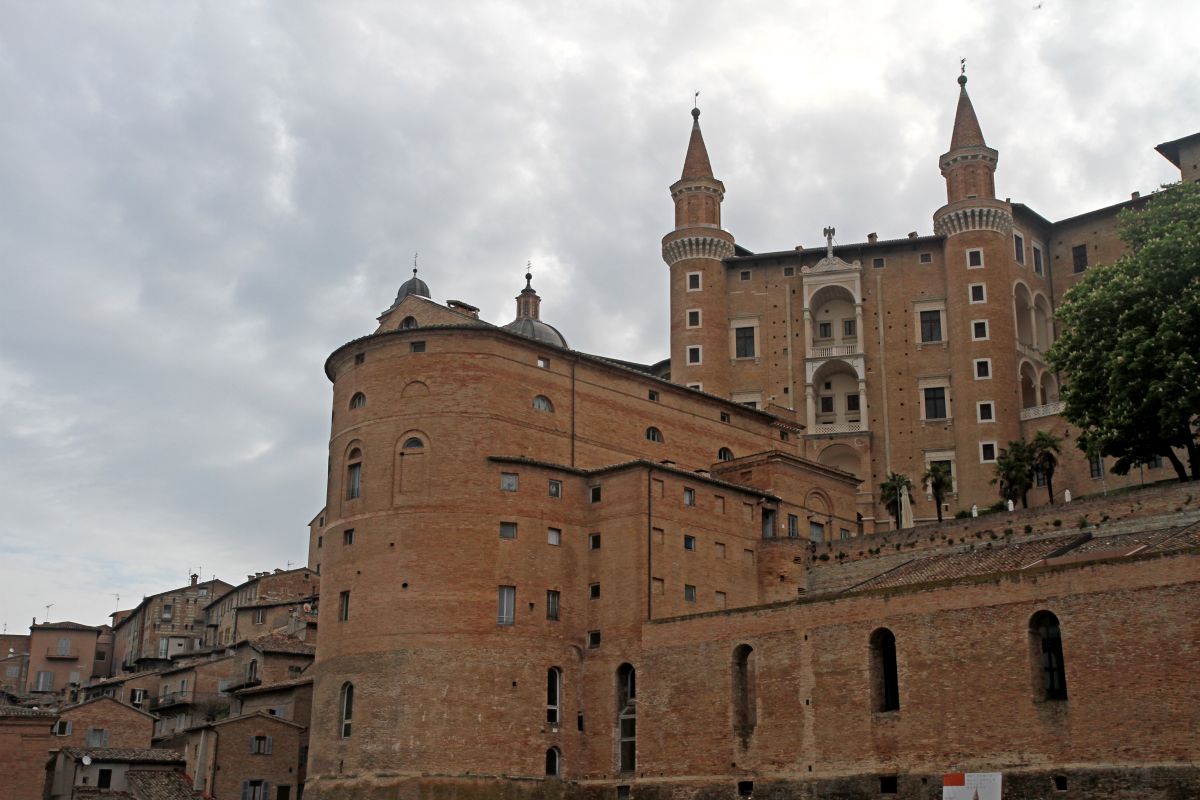Teatro Raffaello Sanzio e Palazzo Ducale. Photo © Alex Medwedeff