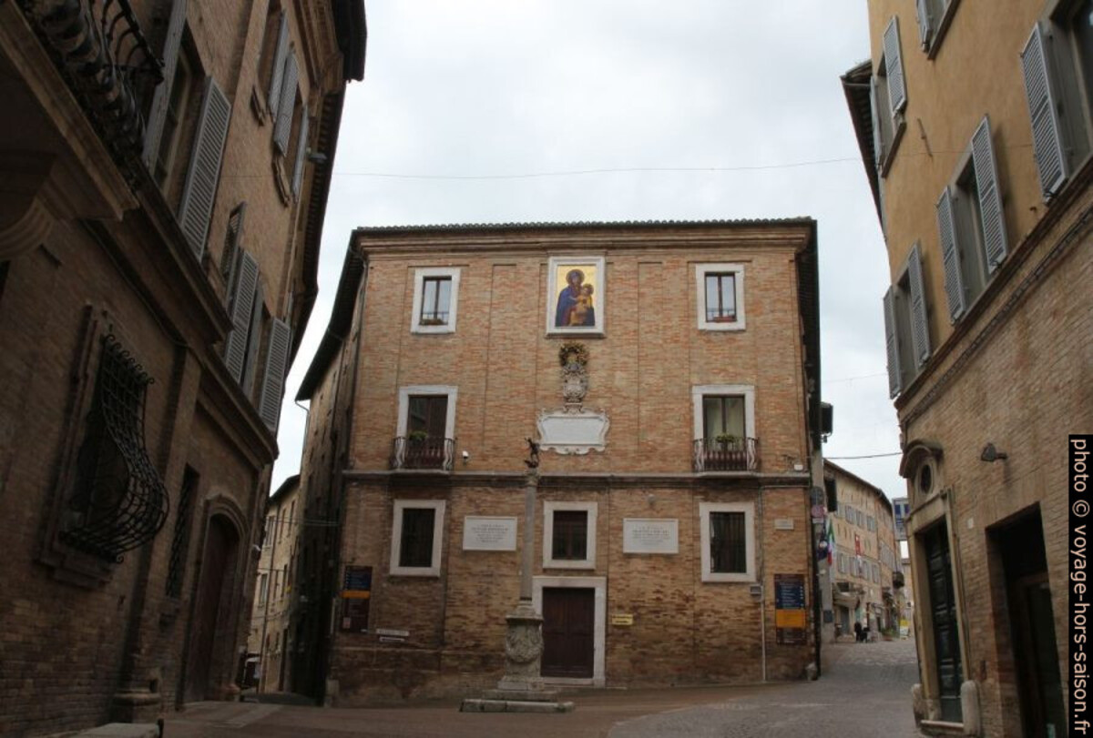 Palazzo Comunale di Urbino. Photo © Alex Medwedeff