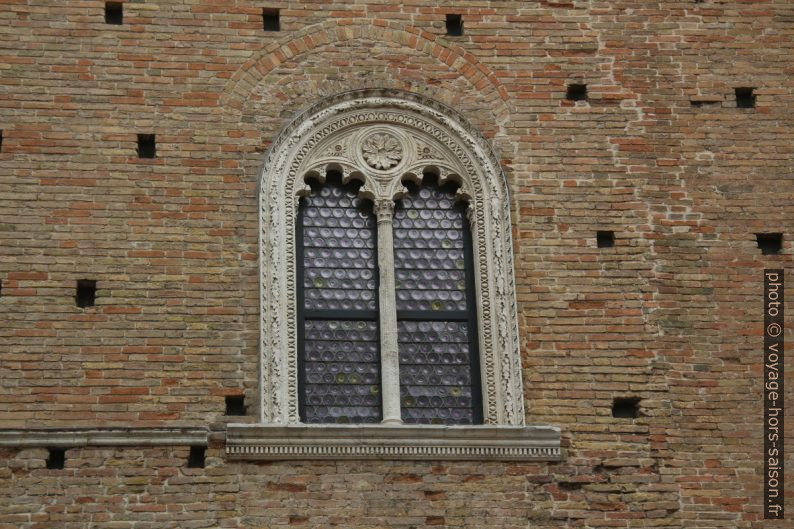 Fenêtre de la face arrière du Palazzo Ducale. Photo © André M. Winter