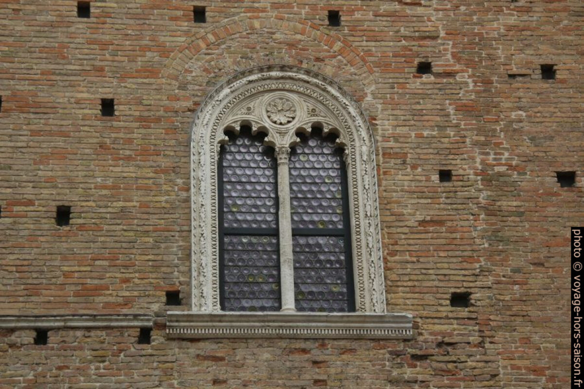 Fenêtre de la face arrière du Palazzo Ducale. Photo © André M. Winter
