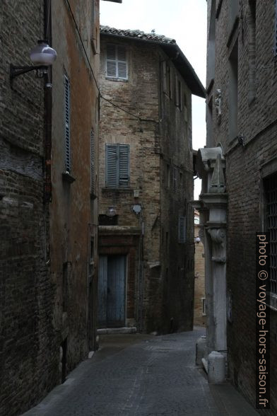 Maisons du centre d'Urbino. Photo © Alex Medwedeff