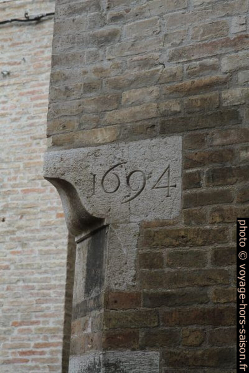 Année 1964 gravée sur l'angle d'une maison d'Urbino. Photo © Alex Medwedeff