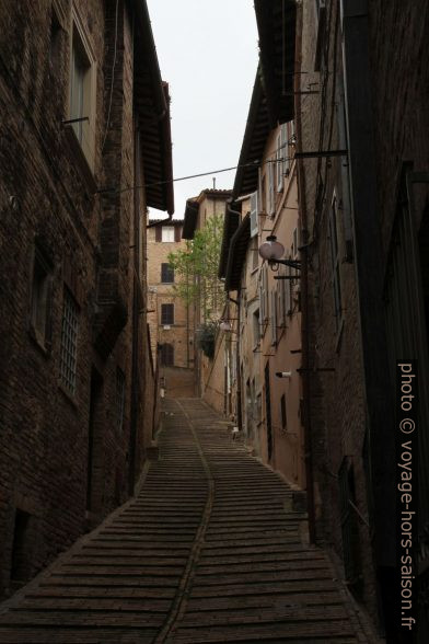 Une ruelle sombre en pente à Urbino. Photo © Alex Medwedeff