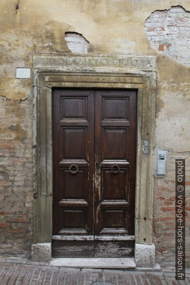 Une porte à Urbino. Photo © Alex Medwedeff