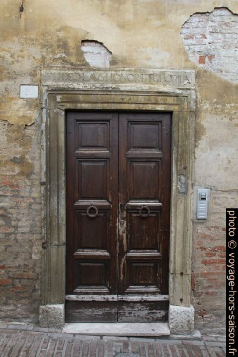 Une porte à Urbino. Photo © Alex Medwedeff