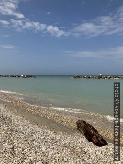 Jetées protégeant la Plage de Rocca Mare. Photo © Alex Medwedeff