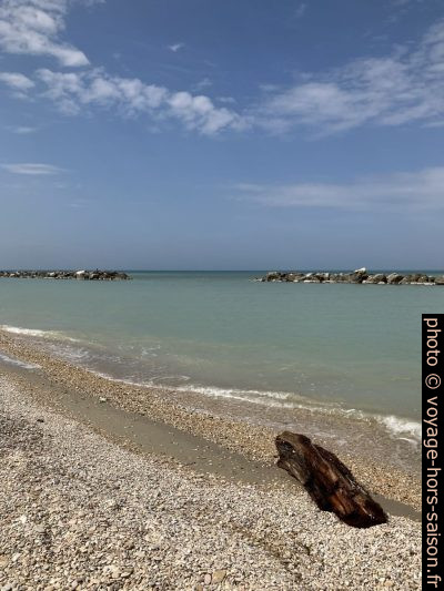 Jetées protégeant la Plage de Rocca Mare. Photo © Alex Medwedeff