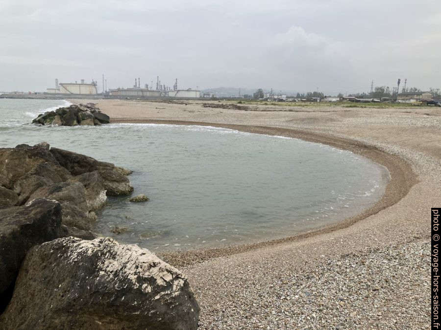 Baie entre les jetées et la zone industrielle au sud de Rocca Mare. Photo © André M. Winter