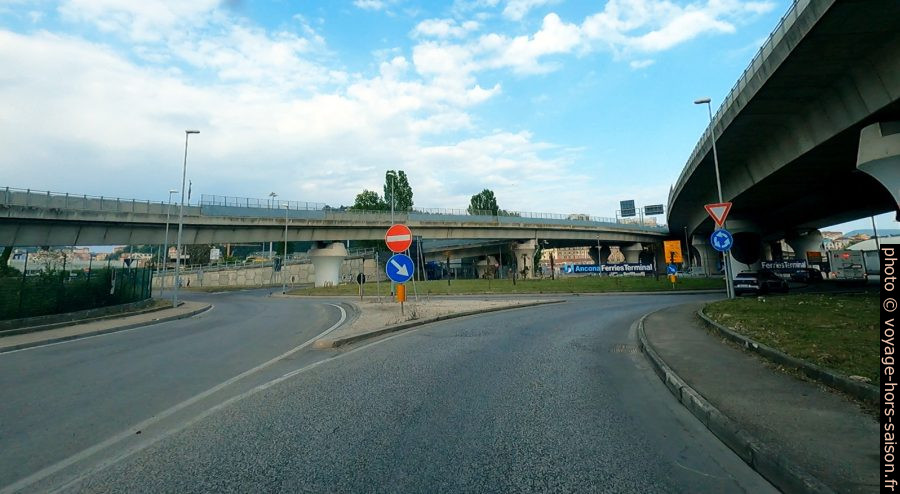 Rond-point d'accès à la billetterie et aux quais d'embarquement d'Ancône. Photo © André M. Winter