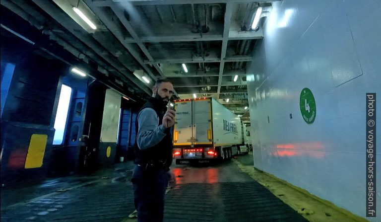 Priorité à la manœuvre des camions. Photo © André M. Winter