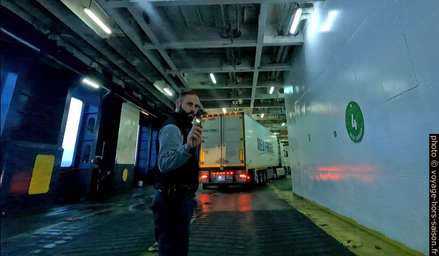 Priorité à la manœuvre des camions. Photo © André M. Winter