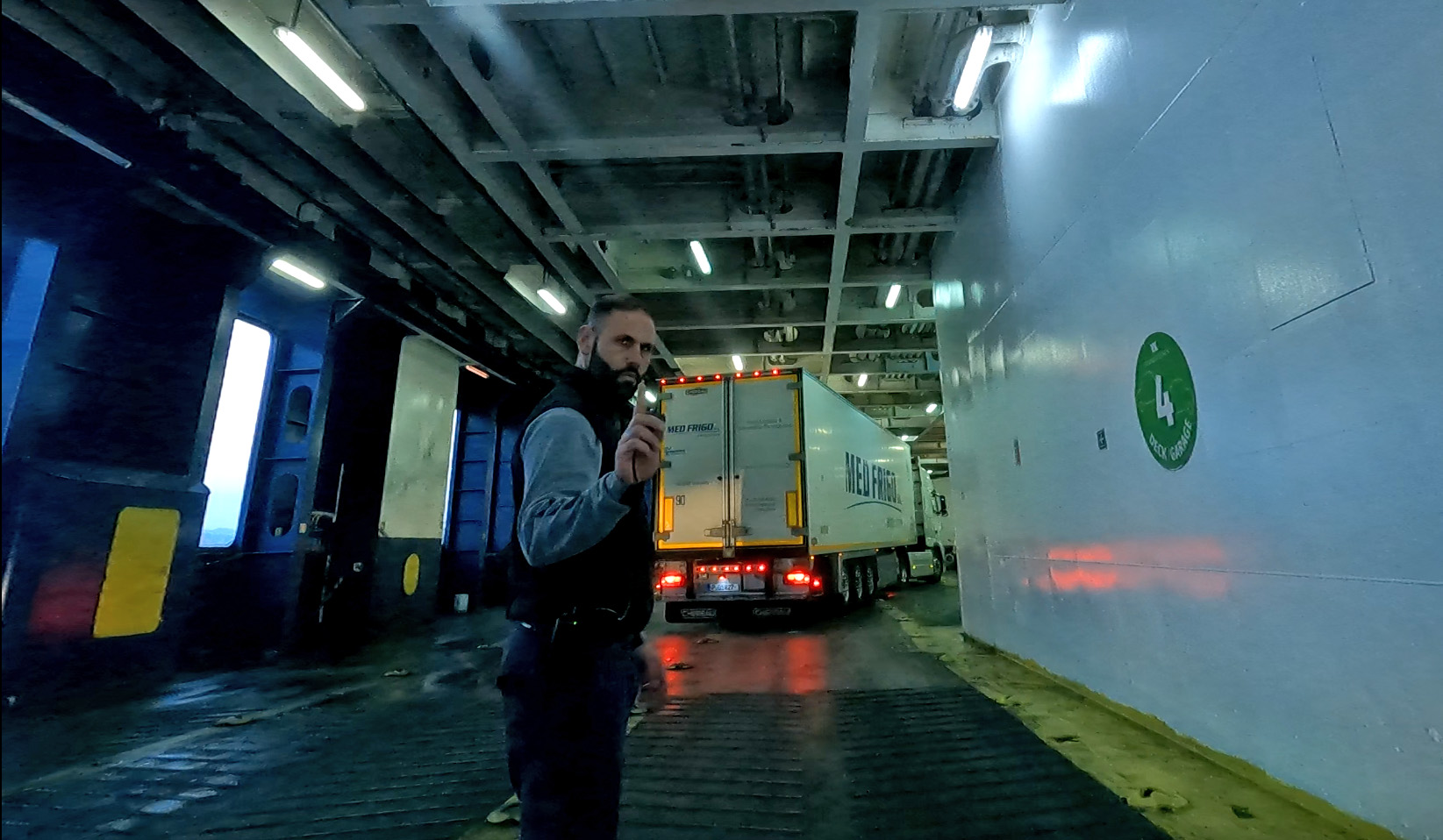 Priorité à la manœuvre des camions. Photo © André M. Winter