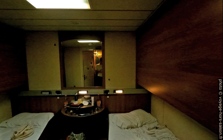 Cabine simple sur le ferry Florencia de Grimaldi Lines. Photo © André M. Winter