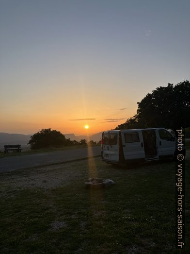 Notre Trafic au coucher du soleil. Photo © Alex Medwedeff