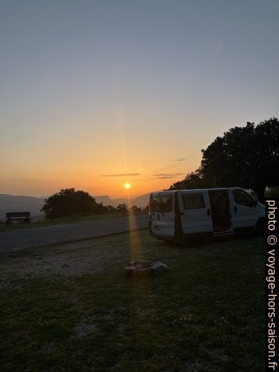 Notre Trafic au coucher du soleil. Photo © Alex Medwedeff