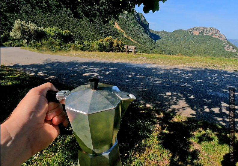 Café pour le petit déjeuner sur le banc. Photo © André M. Winter