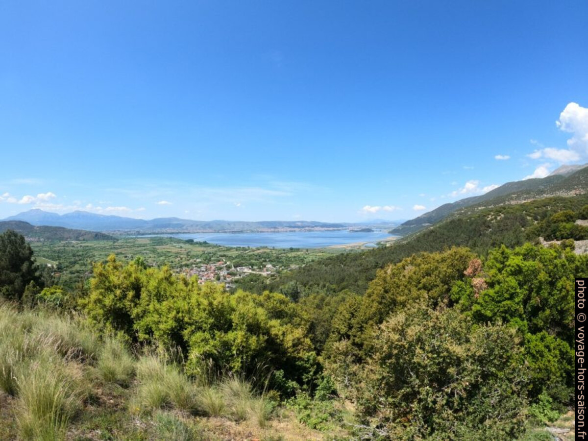 Le Lac Pamvotis vue de l'est. Photo © André M. Winter