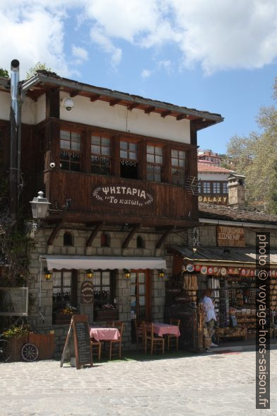 Balcon couverts de Metsovo. Photo © Alex Medwedeff