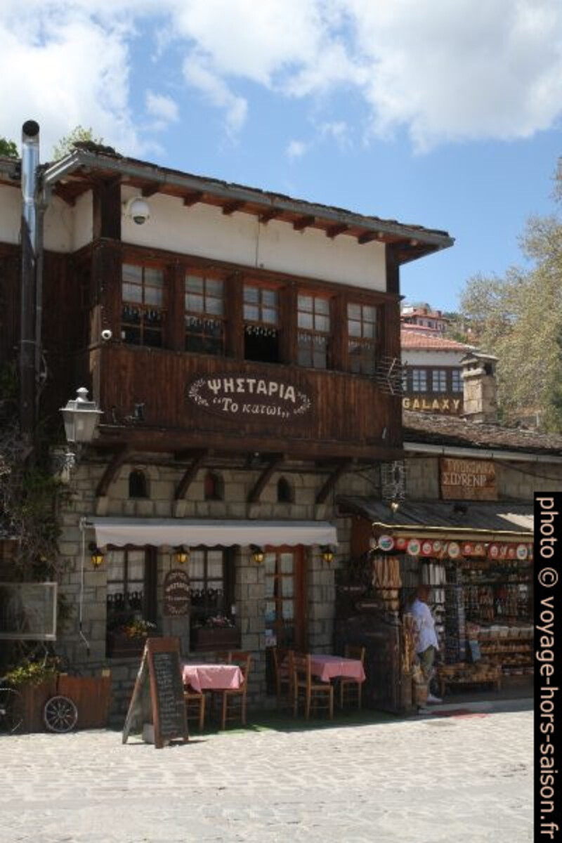 Balcon couverts de Metsovo. Photo © Alex Medwedeff
