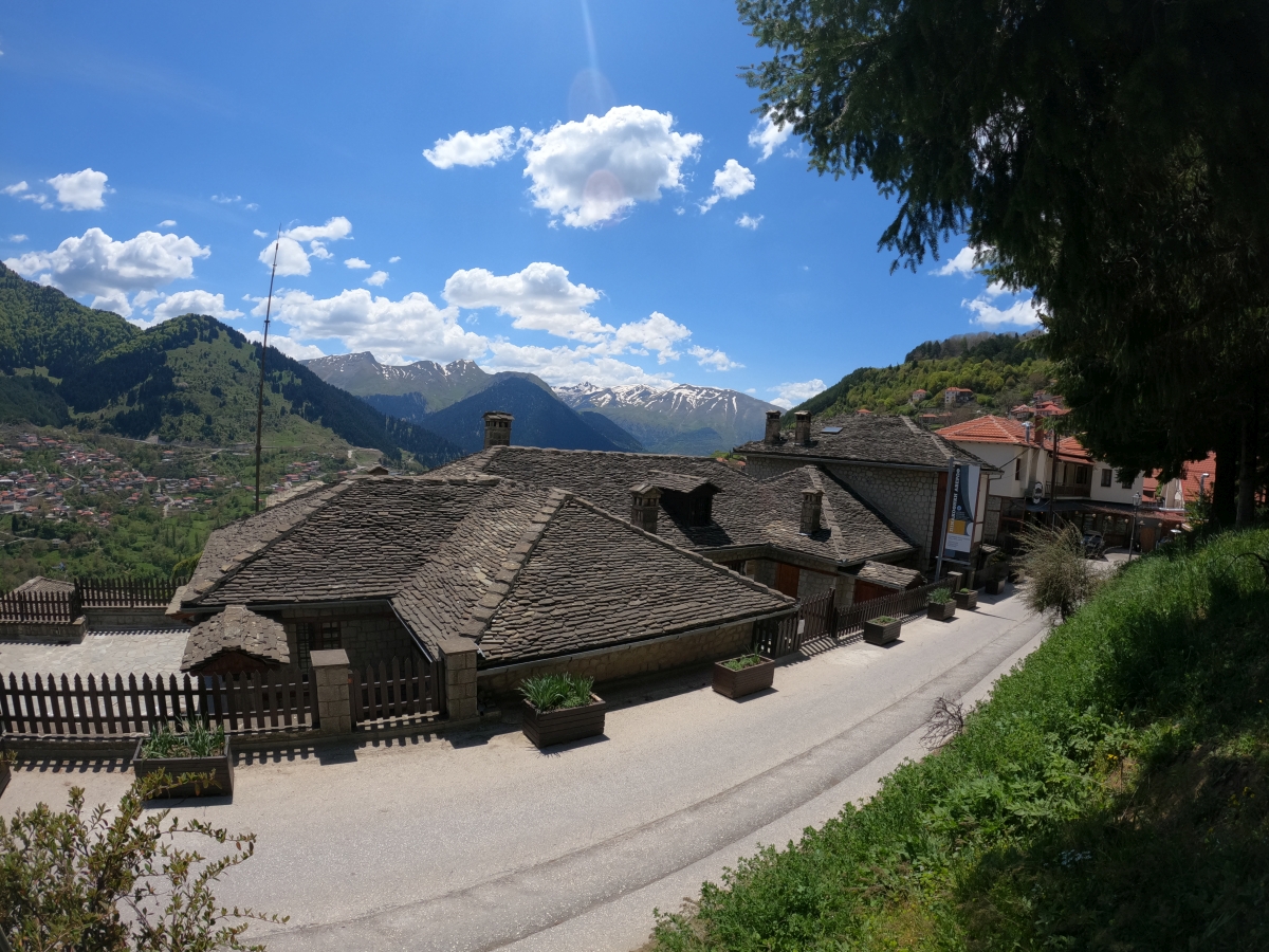 Grande maison avec toit de lauzes à Metsovo. Photo © André M. Winter