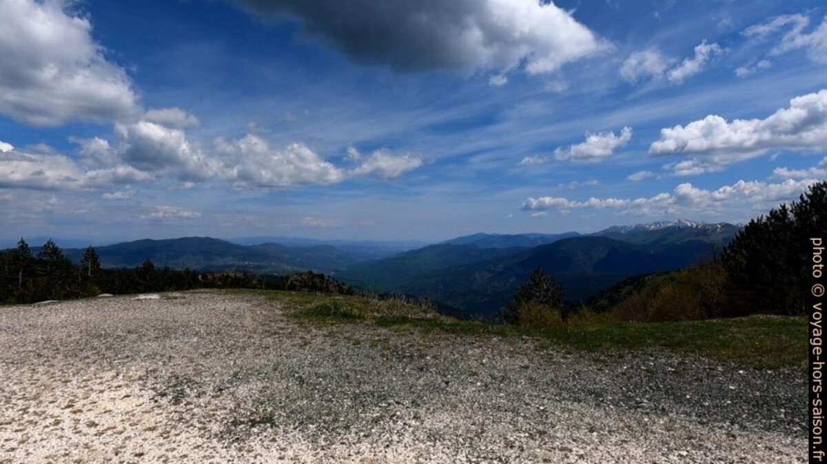 Vue du Col de Katara vers les Météores. Photo © André M. Winter