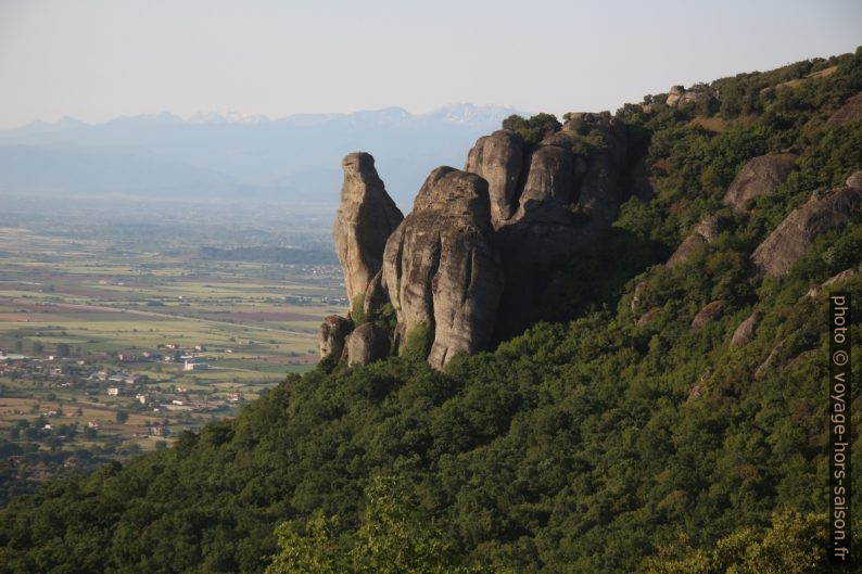 Aiguille rocheuse inclinée à l'est du Massif des Météores. Photo © André M. Winter