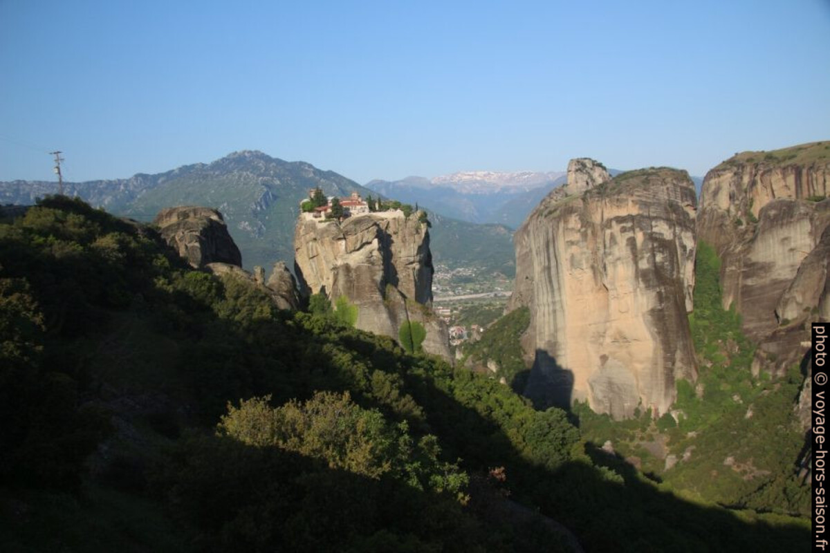 Vue entre le Monastère Aghia Triada et le rocher Altoas. Photo © André M. Winter