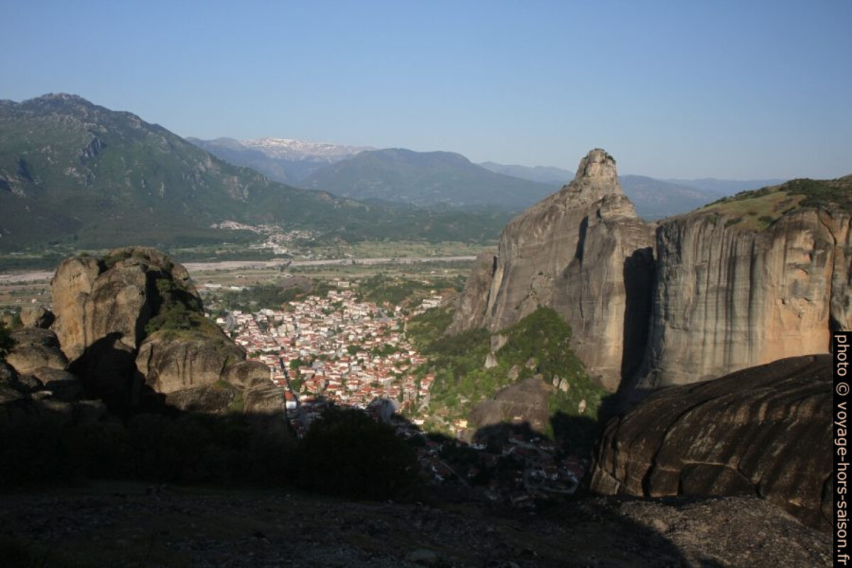Vue des Météores de la route vers le Monastère Agios Stefanos. Photo © Alex Medwedeff