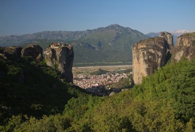 Vue entre le Monastère Aghia Triada et le rocher Altoas. Photo © André M. Winter