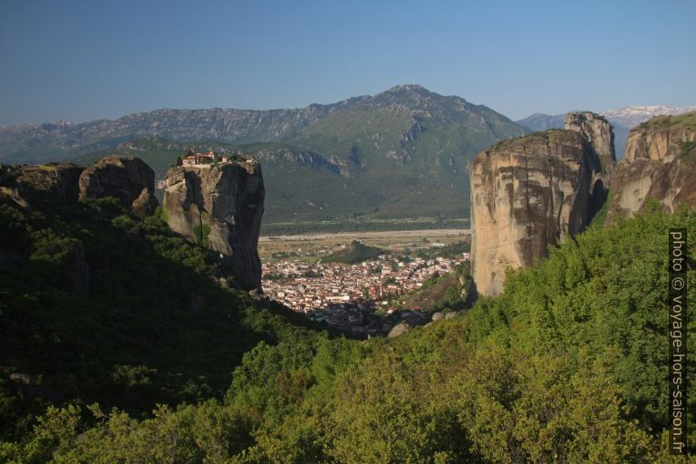 Vue entre le Monastère Aghia Triada et le rocher Altoas. Photo © André M. Winter
