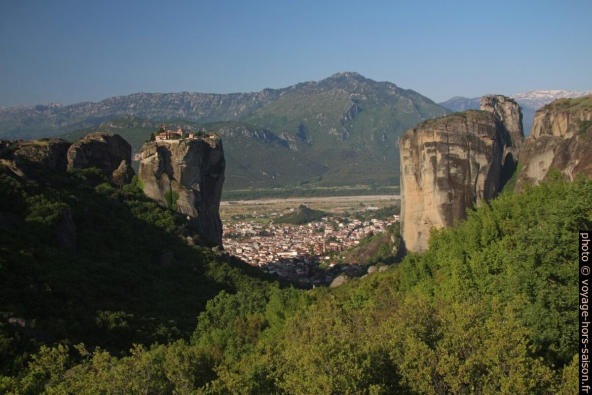 Vue entre le Monastère Aghia Triada et le rocher Altoas. Photo © André M. Winter