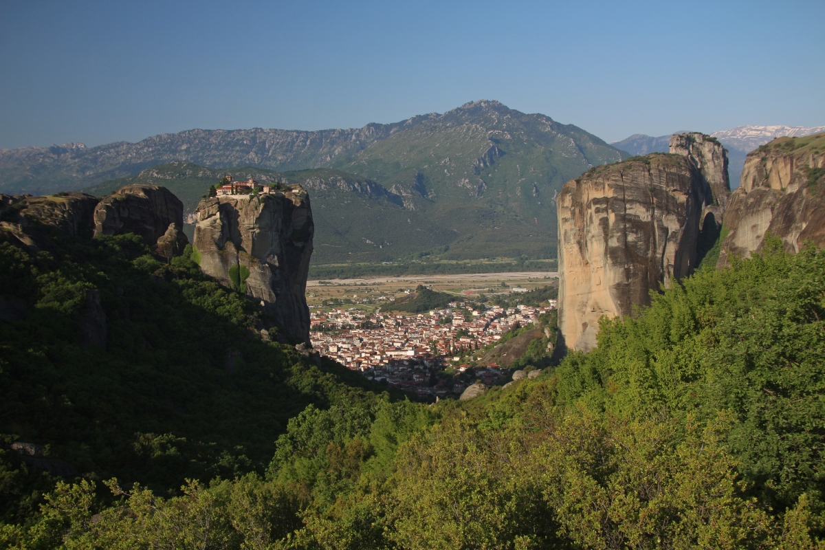 Vue entre le Monastère Aghia Triada et le rocher Altoas. Photo © André M. Winter
