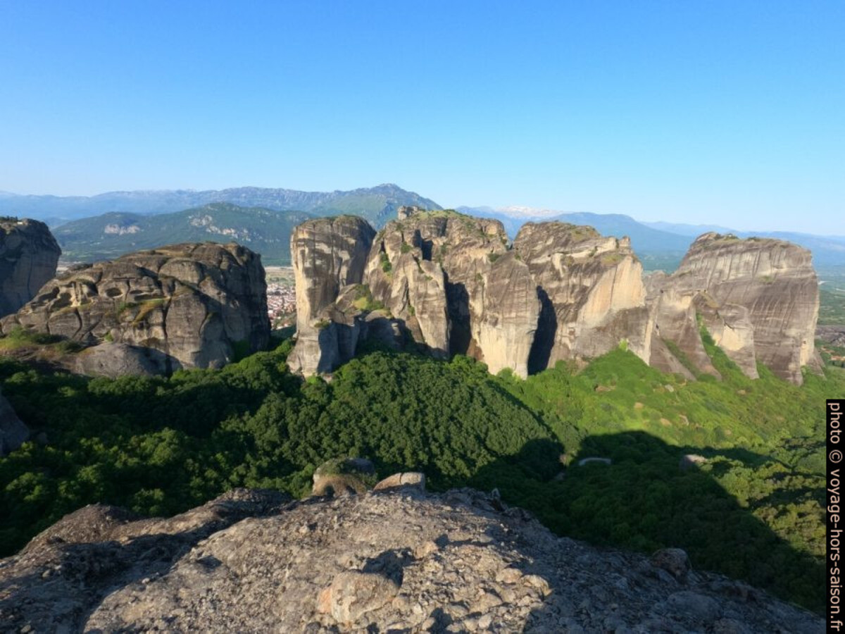 Vue vers le sud du point d'observation à l'est du Monastère de Roussanou. Photo © André M. Winter
