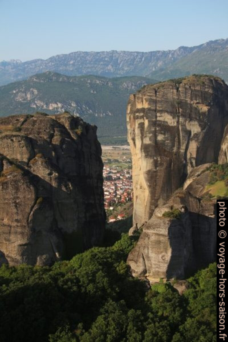 Vue vers le sud du point d'observation à l'est du Monastère de Roussanou. Photo © André M. Winter