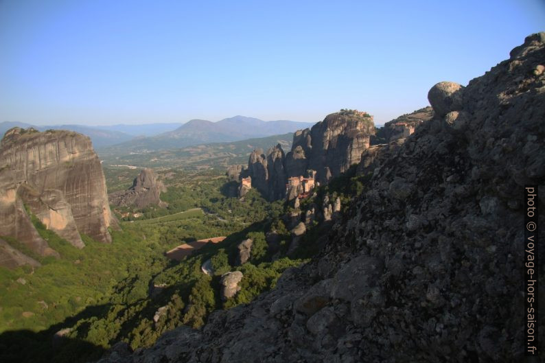 Vallée et monastères au nord-ouest des Météores. Photo © André M. Winter