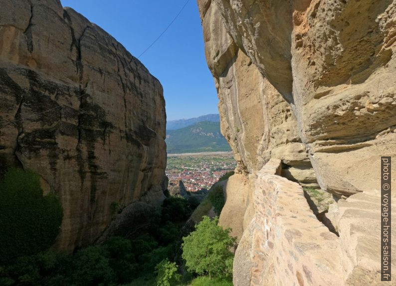 Kalambaka vu de l'escalier du Monastère Aghia Triada. Photo © André M. Winter