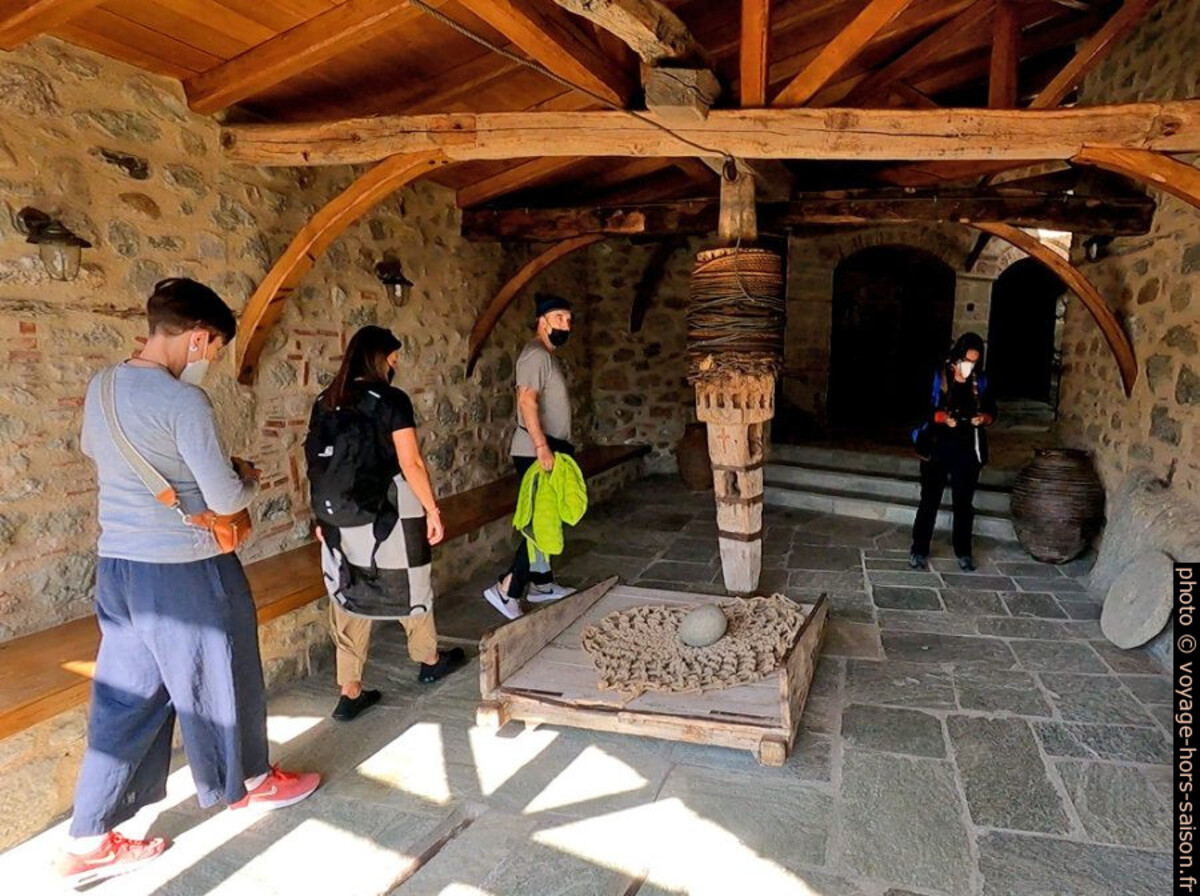 Treuil du monte-charge du Monastère Aghia Triada. Photo © André M. Winter