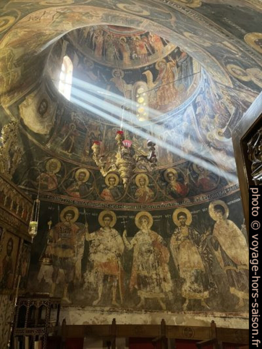 Lumière dans le dôme de la chapelle du Monastère d'Agía Triáda. Photo © Alex Medwedeff