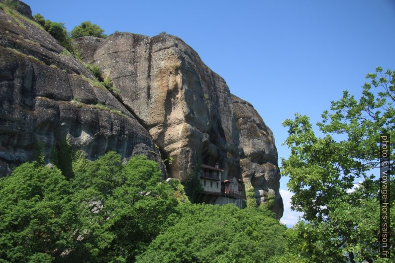 Rocher avec le Monastère d'Ypapantis. Photo © André M. Winter