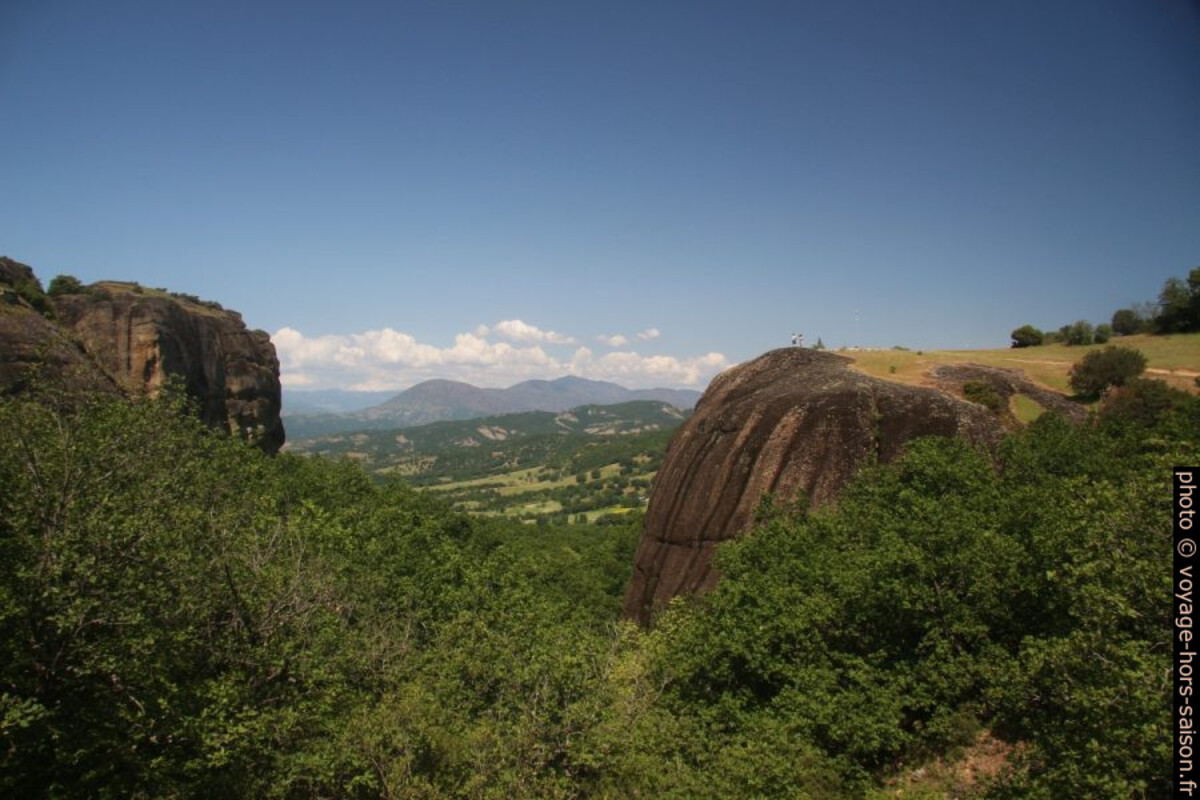 Rocher du Monastère d'Ypapantis point de vue avec la statue de Thymios Vlachavas. Photo © André M. Winter