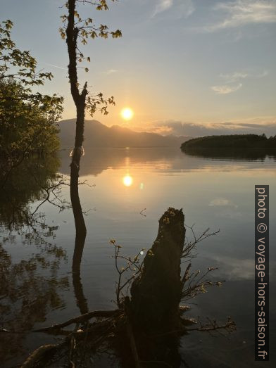 Coucher de soleil au Limni Plastira. Photo © Alex Medwedeff