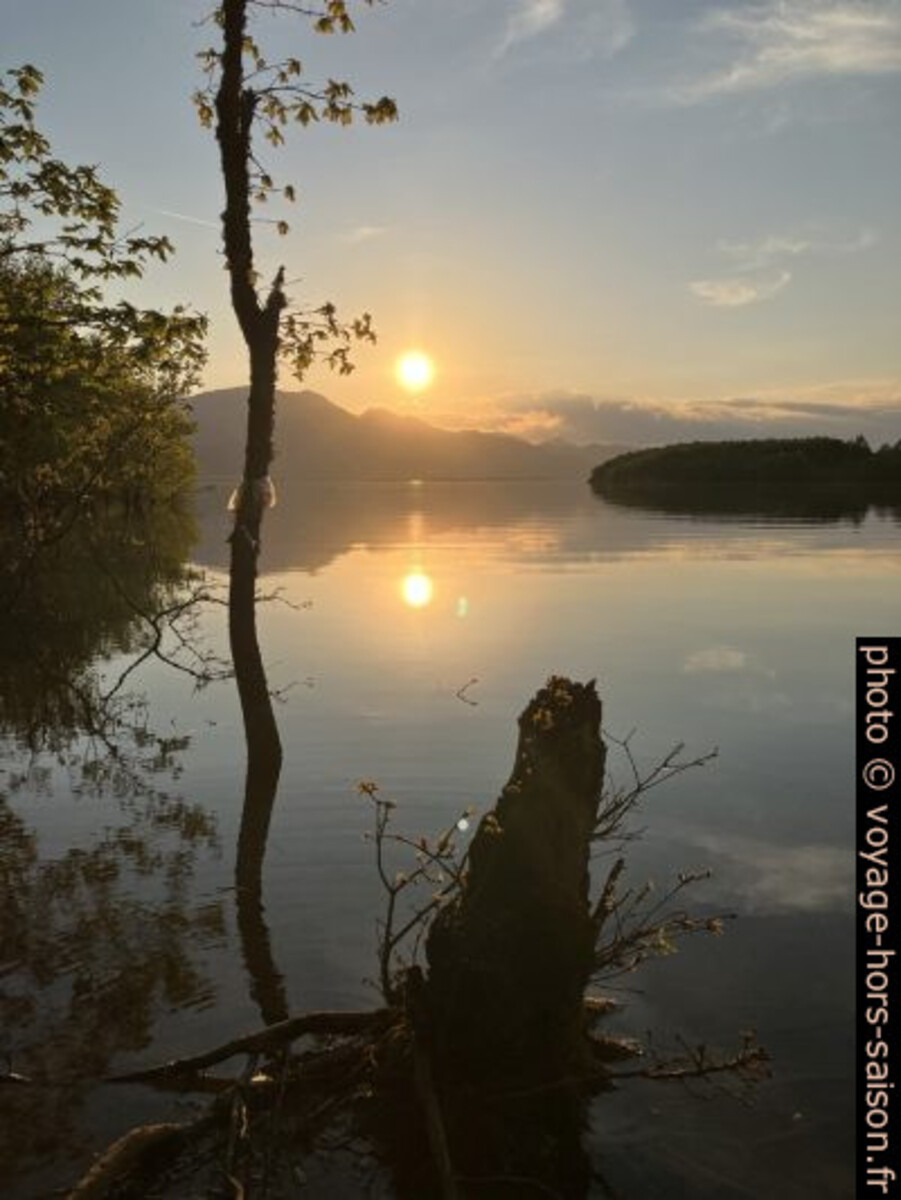 Coucher de soleil au Limni Plastira. Photo © Alex Medwedeff