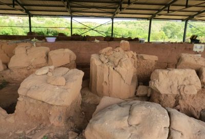 Travail de conservation sur le site du du Temple archaïque d'Apollon Metropolis. Photo © André M. Winter