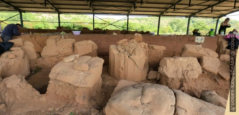 Travail de conservation sur le site du du Temple archaïque d'Apollon Metropolis. Photo © André M. Winter