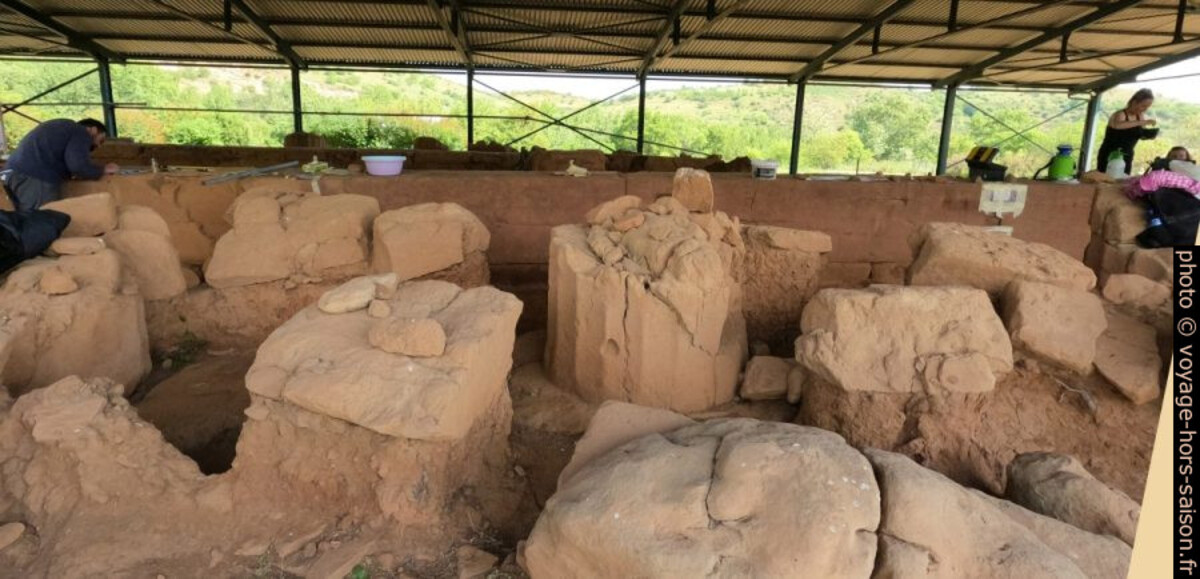 Travail de conservation sur le site du du Temple archaïque d'Apollon Metropolis. Photo © André M. Winter