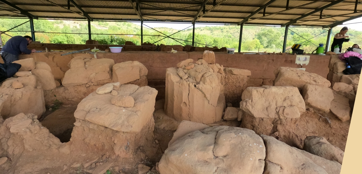 Travail de conservation sur le site du du Temple archaïque d'Apollon Metropolis. Photo © André M. Winter