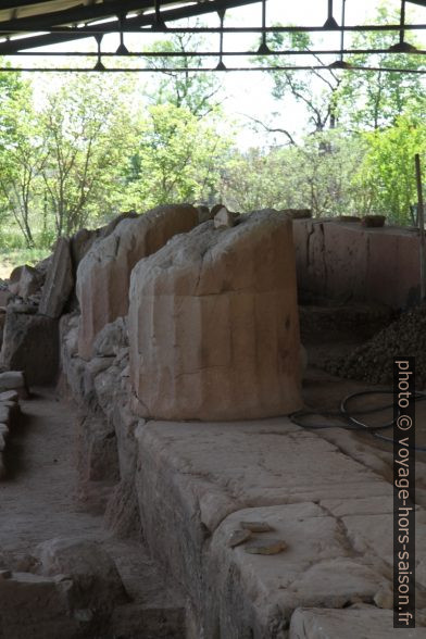 Bases des colonnes du Temple archaïque d'Apollon Metropolis. Photo © Alex Medwedeff